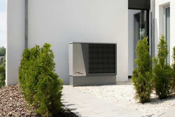 How can you integrate a heat pump system in a UK historic building without altering its aesthetic?