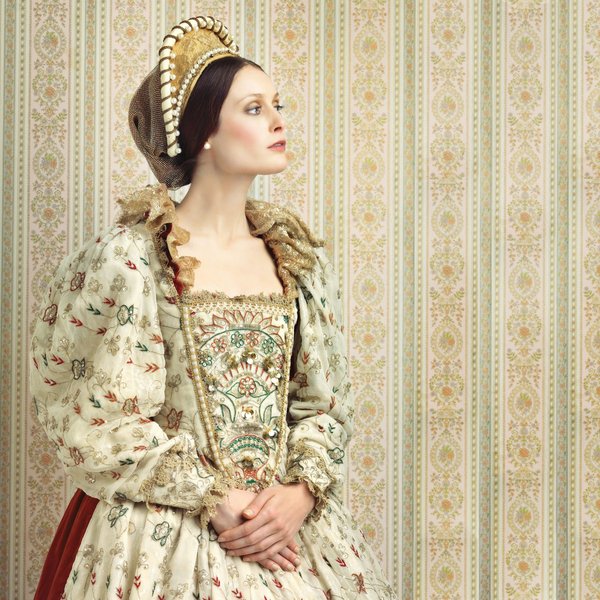 What are the best Victorian-style wallpapers for a UK modern bathroom makeover?